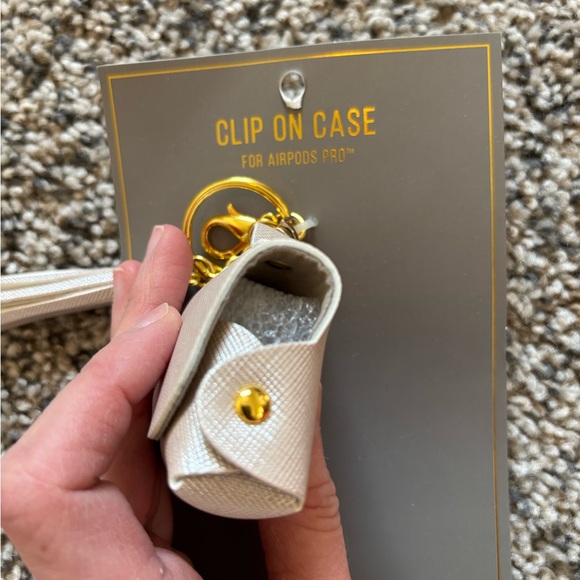 Oliver Smith & Co AirPods Pro Clip On Case Shiny White W/ Gold Keychain Wireless - Picture 7 of 9